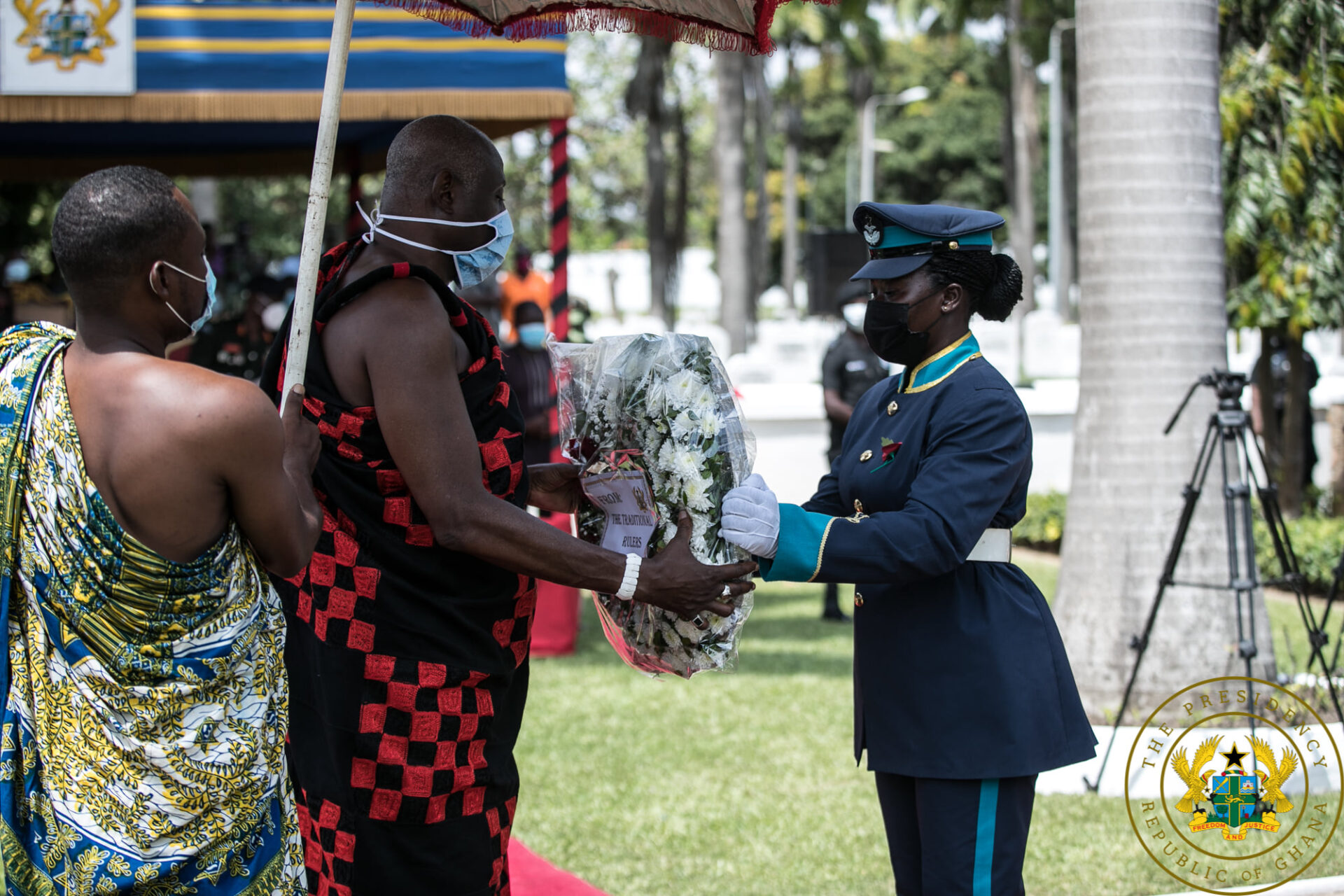 On Wednesday, 11th November 2020, HRM Nii Okwei Kinka Dowuona Vi and President Nana Addo Dankwa Akufo-Addo joined the Veterans Association of Ghana to commemorate Remembrance Day, at a brief event at the Christiansborg War Cemetery